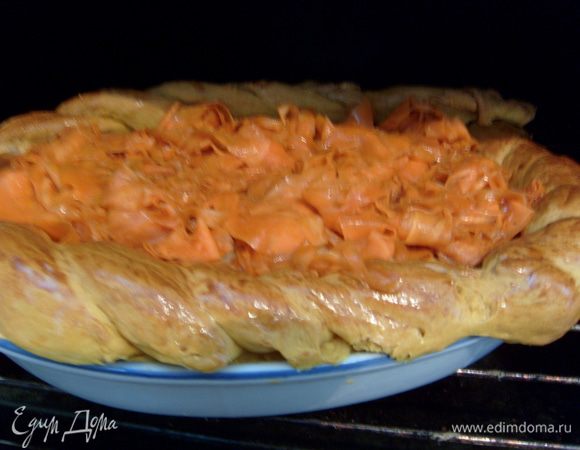 По истечении 40 минут вынуть пирог и выстелить его карамелизованной морковью и отправить еще на 10 минут в духовку.  