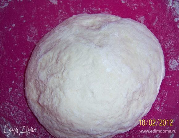 муку, соль, воду соеденить и замесить тесто, накрыть салфеткой и оставить минут на 10