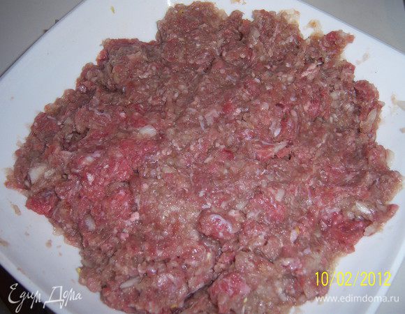 ...мясной фарш, нарезанный лук, соль и специи соеденить и перемешать.