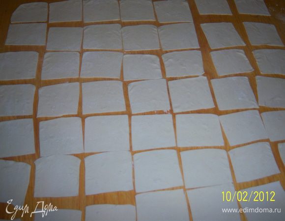 тесто раскатать толщиной 1мм. и нарезать на одинаковые квадратики.