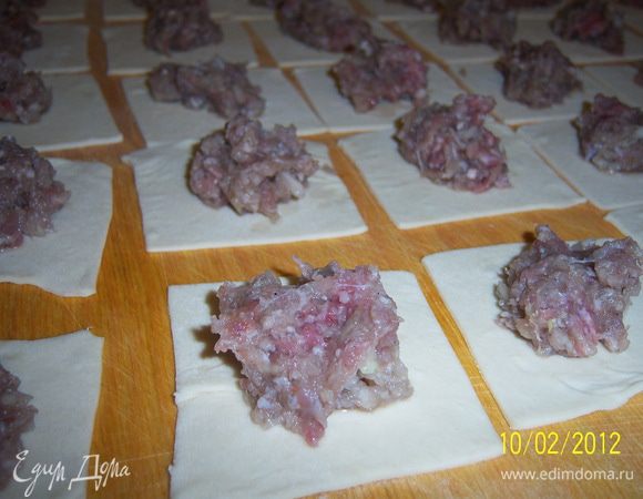 на каждый квадратик кладём готовый фарш