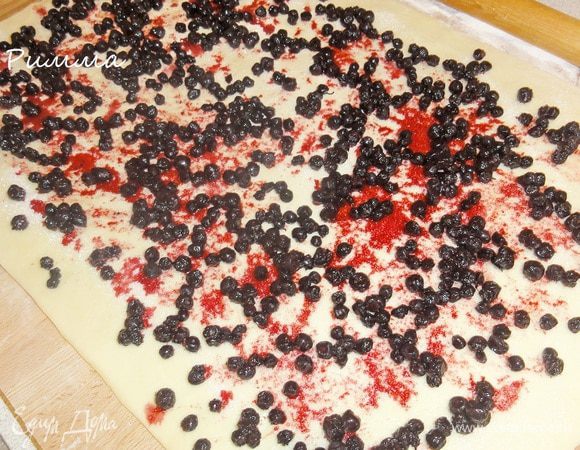 Посыпать поверхность теста сахаром, выложить ягоду…

