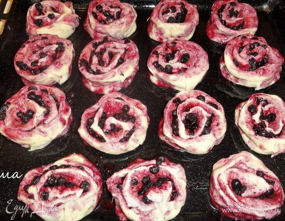 Джеймии отрывал булочки руками…я не решилась) у меня и так были черничные реки. Поэтому я нарезала рулет ножом на равные части. Смажьте противень и  разложите на него  розочки