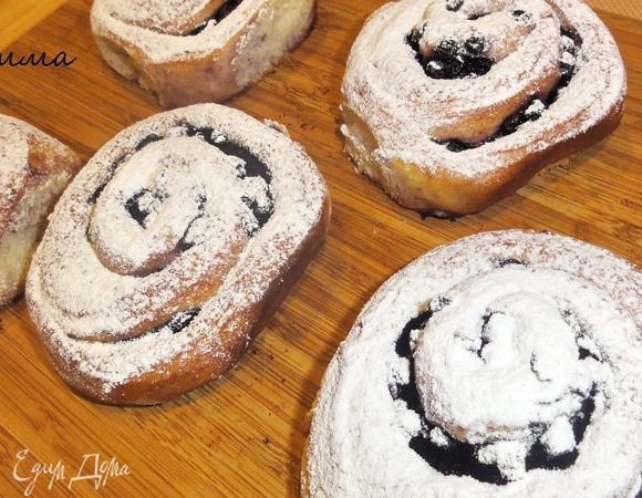 Готовые булочки посыпьте сахарной пудрой. Приятного вам чаепития!

