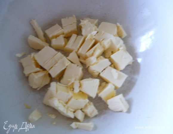Масло(или маргарин) нарезать кубиками.