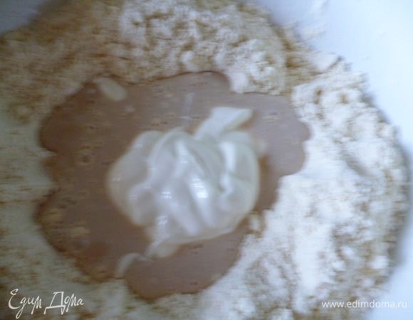 Муку растереть с маргарином до состояния крошки. В мучной смеси сделать колодец, вылить туда дрожжи с молоком,добавить сметану и соль.