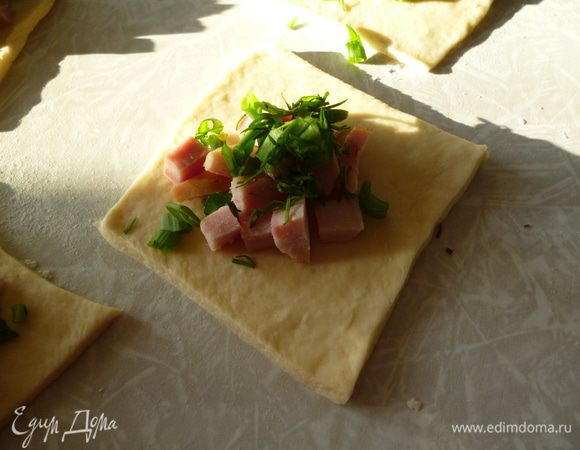 Выкладываем ветчину,зелень.