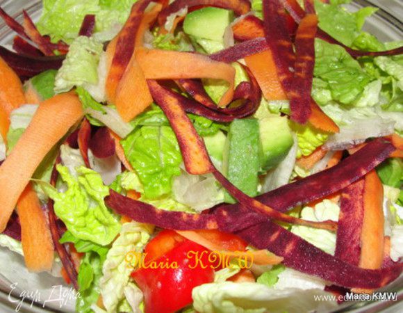 Обмоем, высушим салат бумажным полотенцем. Почистим морковку и паприку,  а так же авокадо.
Салат порвем на кусочки. Режем кубиками паприку, авокадо. Ножом для чистки картошки порежем морковь на длинные полоски.