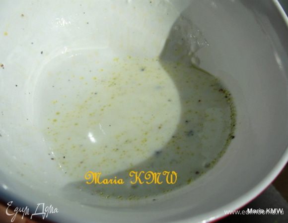 Смешаем все ингредиенты для заправки салата. 