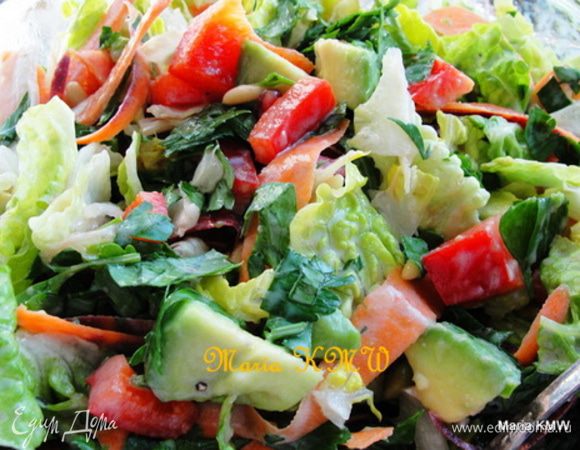 Соединим салат с заправкой, присыпем зернышками граната, кедровыми орешками и мелко рубленной, свежей петрушкой. Дадим несколько минут настояться...