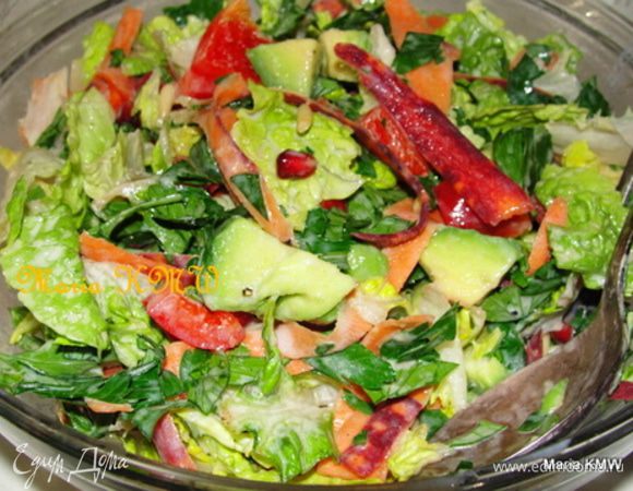 и присыпем тертым пармезаном. И насладимся свежайшим вкусом витаминчиков в кефирной заправке!