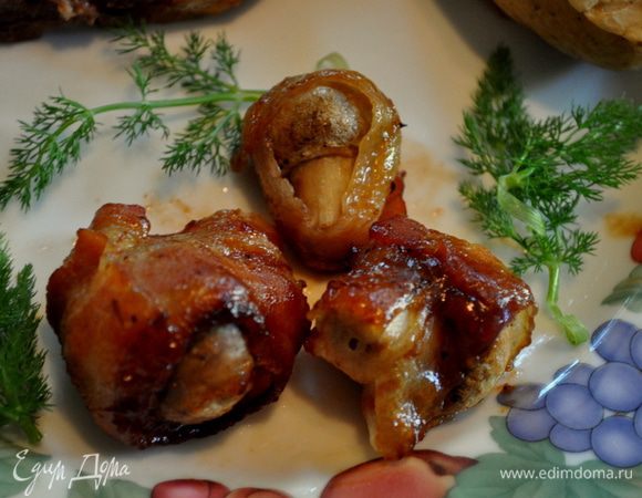 Гриль разогреть ,грибочки готовить на сред.огне,переворачивая пока бекон не будет готов примерно 10-15мин.