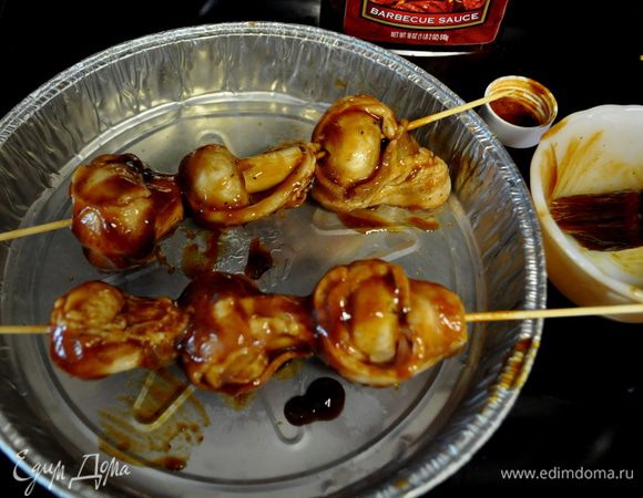 На металлические и деревянные шампура нанизать.Обмазать каждый грибок соусом.
