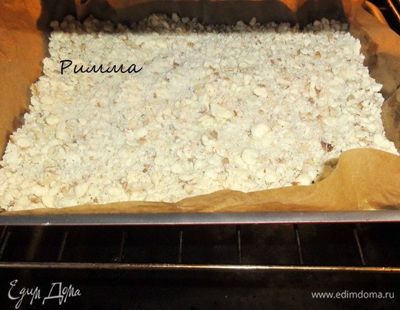 Противень или форму застелите бумагой, выложите на нее крошку и поставьте подрумянится в разогретую до 200 градусов духовку на 10-15 минут. Крошка должны  иметь золотистый цвет.