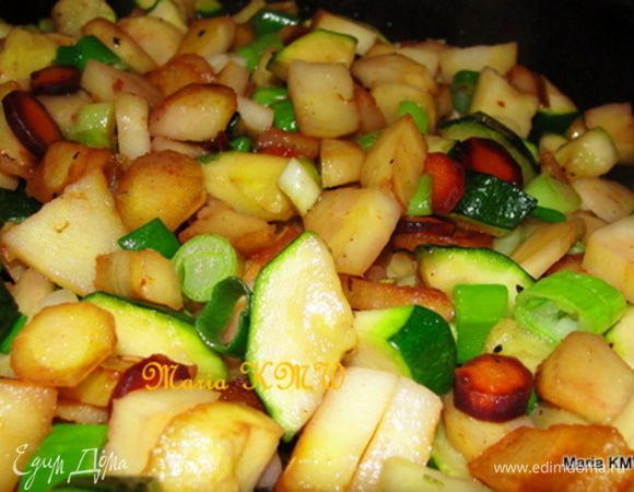 Чистим и моем наши овощи. Режем произвольно. На сковородке с оливковым маслом обжариваем на среднем огне пастернак. 