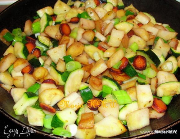 Через 5 минут добавляем к нему морковь и еще через 5 минут цукини. Слегка обжариваем все вместе. Мне нравится, чтобы овощи были еще слегка хрустящими, но не сырыми.
Добавляем соль, белый перец по-вкусу.
Украшаем зеленым луком.
Приятного аппетита!