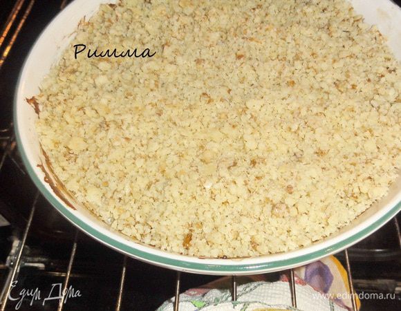 Затем форму выньте и на поверхность распределите крошку. Уберите еще на 10 минут.