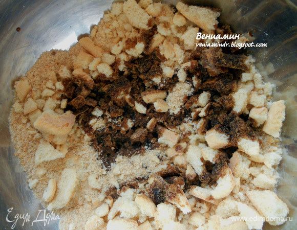 Добавить кофе, который лучше слегка подсластить по вкусу. Есть в наличии кофейный ликер - смело используйте его, будет интереснее! К сожалению, использовать и кофе, и алкоголь (например, ром, ликер) одновременно вряд ли получится. 