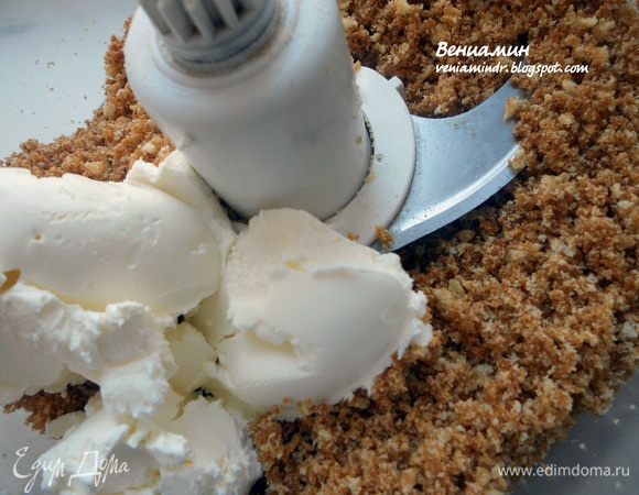 Выложить маскарпоне и хорошо перемешать массу с помощью блендера. 