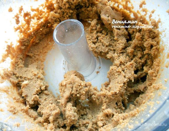 Получится влажная и мягкая (как очень нежный марципан) по текстуре масса. 