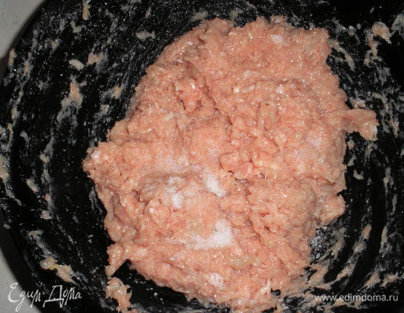 Сначала готовим фарш: для этого если у нас целая курица, то очищаем мясо от костей и кожи и хорошо перемалываем в блендере до однородной массы(если мясорубкой. то несколько раз). Я один раз брала целую курицу, а другой раз грудку и филе,  так и так хорошо.