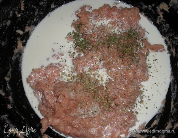В фарш добавляем яйцо, сливки, специи, перемешиваем и ставим в холодильник на 1-2 часа. Можна добавить в фарш мелко резаный сыр, или болгарский перец, или еще какую-то добавку по вашему вкусу. Я пробовала и с перцем, и с сыром-вкусно.