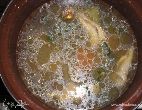 Тем временем варим из обрезаных костей варим бульйон. В воду добавляем овощи, перец, лавровый лист, пол головки чеснока(можна не очищать), гвоздику, соль и кости из обрезков курицы. Варим бульйон примерно 1 час на маленьком огне.