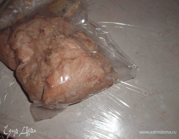 Теперь самое главное: формирование колбасок. Для этого часть фарма помещаем в кондитерский пакет, или, как  у меня, в пакет для заморозки со спайкой. Закрываем пакет и отрезаем один уголок.