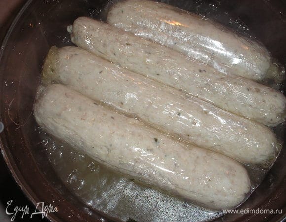 Отправляем колбаску в кипящий бульйон варится на 20-25 минут. После варки достаем и снимаем пленку.