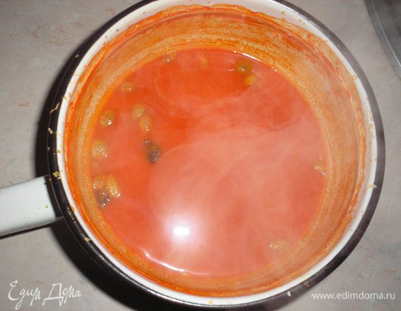 Тем временем готовим соус. Для этого в морковный сок( у меня фреш) добавляем бадьян, цедру лимона, ставим в сотейнике на небольшой огонь и выпариваем приблизительно на 1/3. После этого процеживаем через сито, добавляем сливочное масло и выпариваем еще наполовину.