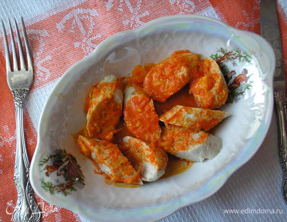 Соус можете приготовить любой по своему желанию, можна сливочный (для этого взять немного бульйона, жырные сливки и прокипятить), а можна подать вместе с бульйоном. Режем колбаски кусочками, поливаем соусом и подаем.