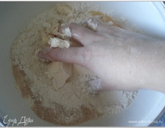 Быстро перемешать до однородного теста просеянную муку, размягченное  сливочное масло, сахар, яйцо и соль. (я замесила тесто руками)
