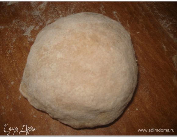 Придать тесту форму шара, завернуть в пленку и положить в холодильник на 30 мин.
