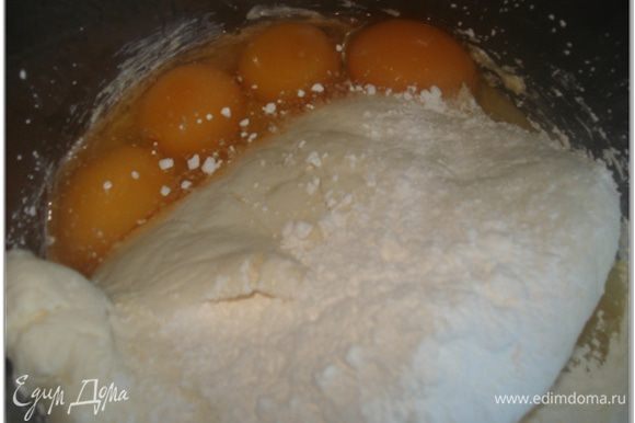 Затем добавить яйца, творог, ромовую эссенцию и порошок для пудинга и все взбить в однородную массу.