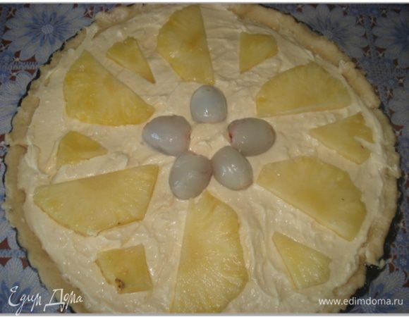 На тесто выложить начинку, сверху уложить личи (у меня в основном ананасы были, а посередине личи).