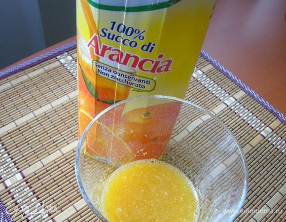 Желатин залить соком, оставить для набухания на 30-40 мин. Нагреть в сотейнике (или СВЧ) до полного растворения, не доводя до кипячения, остудить.