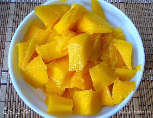 Манго очистить, срезать мякоть с косточки, порезать кубиками. Манго в данном десерте используется как фрукт, имеющий очень густое и сладкое пюре. Он хорошо "свяжет" водянистый апельсин. Иначе нам в десерт придётся "вгрызаться":))