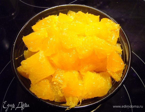 Апельсин очистить, освободить от плёнок, мякоть порезать дольками.