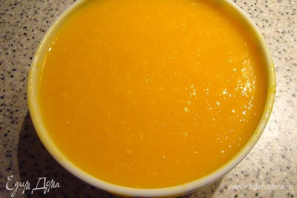 Манго взбить в большой чаше блендера в однородное пюре, добавить мякоть апельсина, и взбить ещё немного (апельсин должен быть измельчён, но не слишком сильно). Выливаем фруктовое пюре в глубокую чашу, вводим лимонный сок и растворённый желатин, хорошенько размешиваем ложкой, чтобы желатин равномерно распределился. Оставим пюре, чтобы немного загустело.