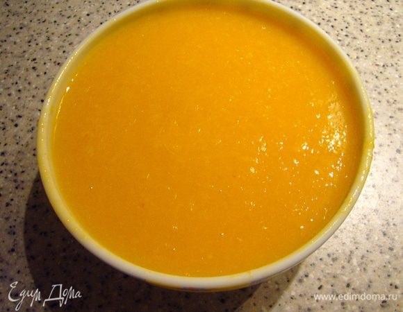 Манго взбить в большой чаше блендера в однородное пюре, добавить мякоть апельсина, и взбить ещё немного (апельсин должен быть измельчён, но не слишком сильно). Выливаем фруктовое пюре в глубокую чашу, вводим лимонный сок и растворённый желатин, хорошенько размешиваем ложкой, чтобы желатин равномерно распределился. Оставим пюре, чтобы немного загустело.