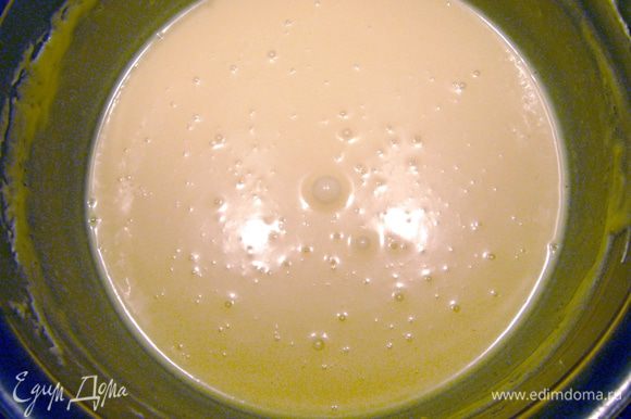 Яичные желтки растереть с сахаром добела, поставить на водяную баню и взбивать в пышную пену минут 5 до полного растворения сахара, лучше всего блендером с насадкой венчик. Остудить яичный крем. В маскарпоне комнатной температуры постепенно ввести яичный крем, добавить ликёр.