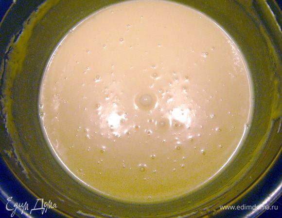 Яичные желтки растереть с сахаром добела, поставить на водяную баню и взбивать в пышную пену минут 5 до полного растворения сахара, лучше всего блендером с насадкой венчик. Остудить яичный крем.
В маскарпоне комнатной температуры постепенно ввести яичный крем, добавить ликёр.