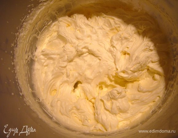 Сливки взбить в стойкую массу со сгущёнкой.