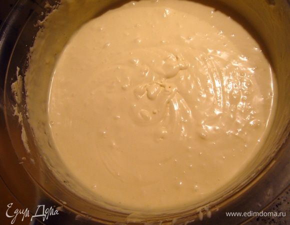 Крем с маскарпоне и сливки смешать, взбить миксером на средней скорости секунд 10-15, для того чтобы масса была более лёгкой и насыщенной кислородом. Поставить в холодильник,чтобы крем немного загустел.