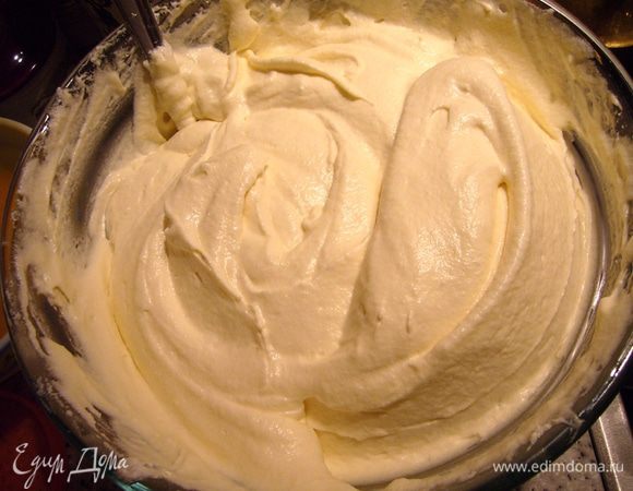 Яичные белки взбить миксером со щепоткой соли в мягкую пену, добавить 1/2 ч.л. лимонного сока, взбивать далее, постепенно добавляя ванильный сахар, добиться стойких пиков. Аккуратно лопаточкой движениями снизу-вверх ввести белки в сливочно-сырный крем.
