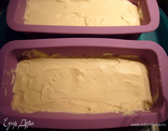 На застывшее фруктовое пюре  выложить половину сливочно-сырной массы, поставить в морозилку на полчаса. 