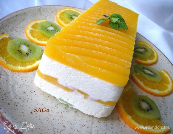 За полчаса до употребления поставить семифреддо из морозилки в холодильник, чтобы десерт стал слегка мягким. При подаче украсить фруктами на Ваш вкус. 