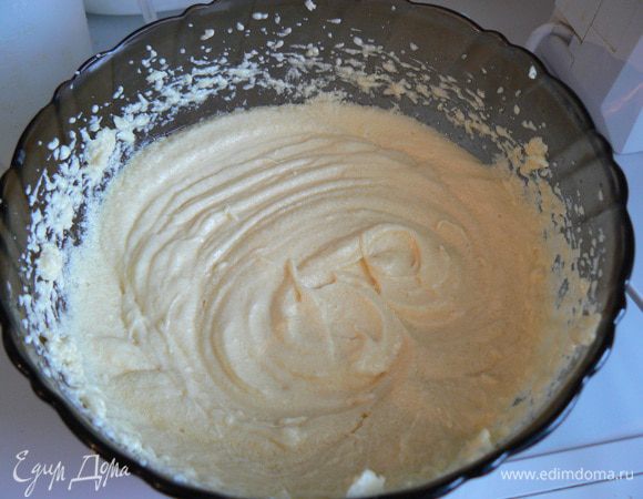 Взбить миксером масло с сахаром в пышную белую массу.Вбить по одному яйца.