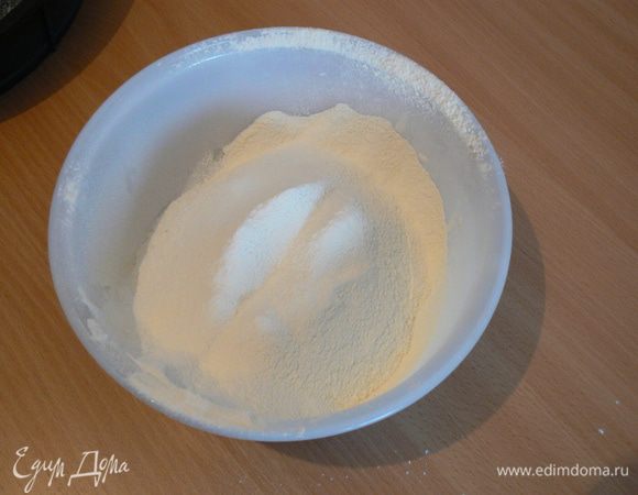 Отдельно просеять муку с разрыхлителем, содой, солью и корицей. 