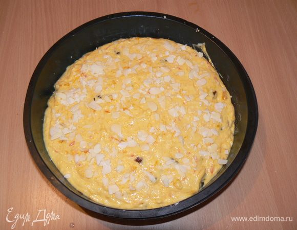 Выложить тесто в  форму, сверху присыпать миндалём и выпекать 40-45 мин, проверяя на готовность спичкой. 